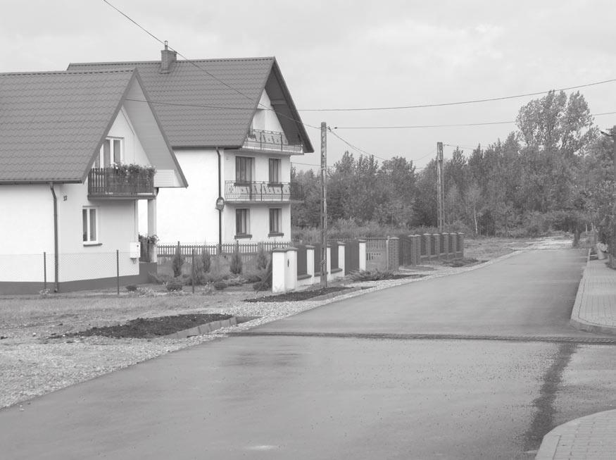 W okresie ostatniego dziesięciolecia zmodernizowano nawierzchnie asfaltowe na 25 km dróg powiatowych za kwotę ponad 4 mln zł oraz wybudowano 2 odcinki po 500 mb chodnika w Sokołowie Dolnym i w