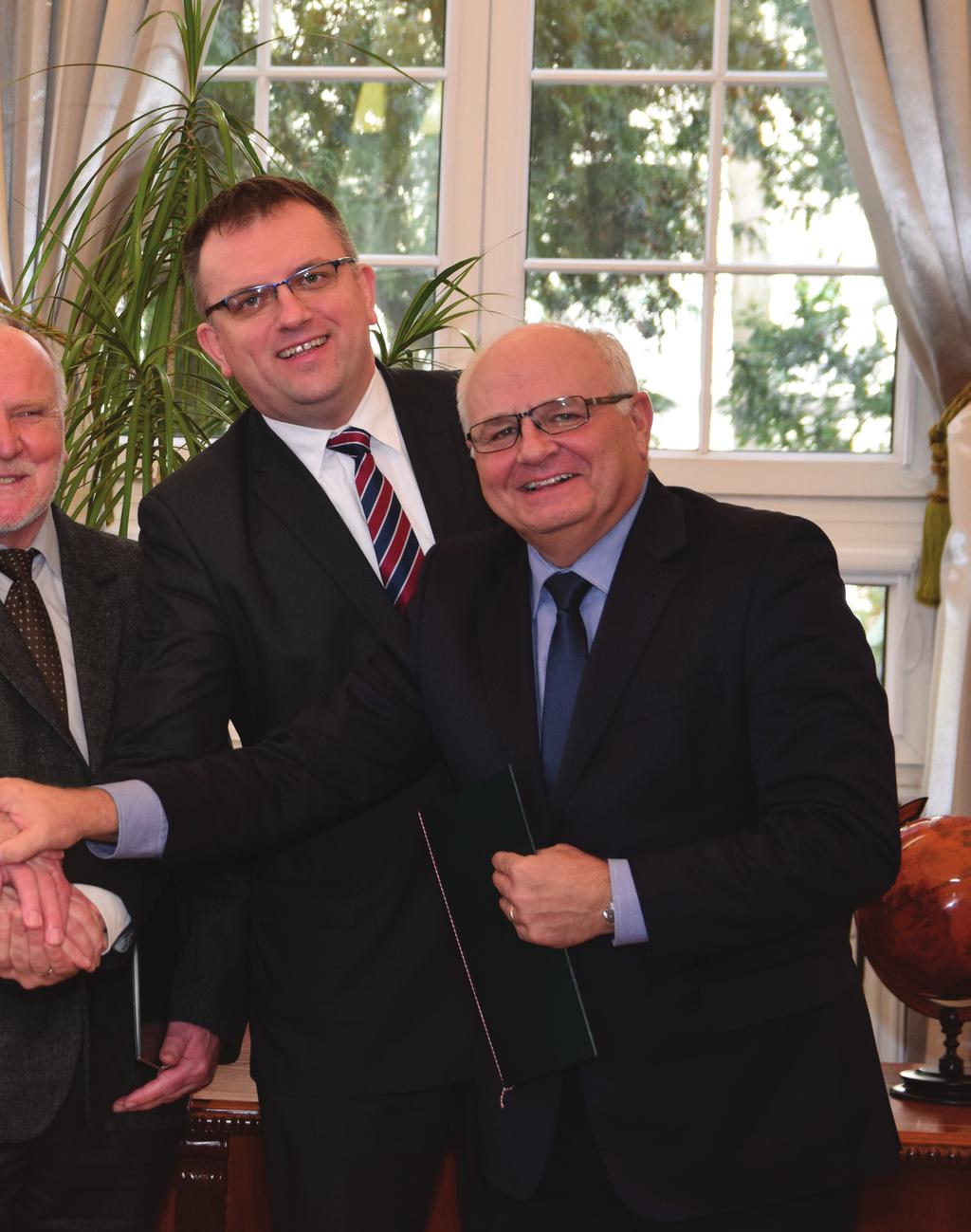 Od lewej: dr hab. inż. Jan Skowronek Dyrektor IETU, dr hab. Janusz Czerepko Dyrektor IBL, dr hab. Andrzej Gąsiewicz p.o. Dyrektora PIG-PIB, dr inż.