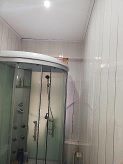 Wyposażenie lokalu stanowi instalacja elektryczna, centralnego ogrzewania i wodno-kanalizacyjna.