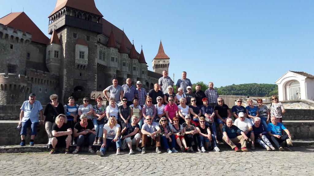 Nr 1 (208) Nasze Sprawy str. 4 Z wizytą u hrabiego Drakuli Pod takim hasłem w dniach od 27 kwietnia do 3 maja, członkowie naszego Związku wyprawili się na wycieczkę do pięknej, słonecznej Rumunii.