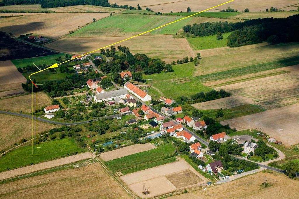 lotniczym wsi Jarostów. Zdjęcie terenu wykonane w porze letniej kilka lat przed wypadkiem, stąd różnice w wysokości drzew.