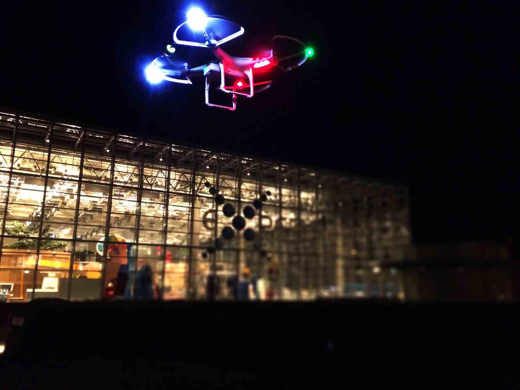 UAV nocą wykonywanie operacji lotniczych po zachodzie słońca W ośrodku AIRBORN masz możliwość nocnych lotów na UAV wyposażonych w oświetlenie zgodne z konwencją lotniczą.