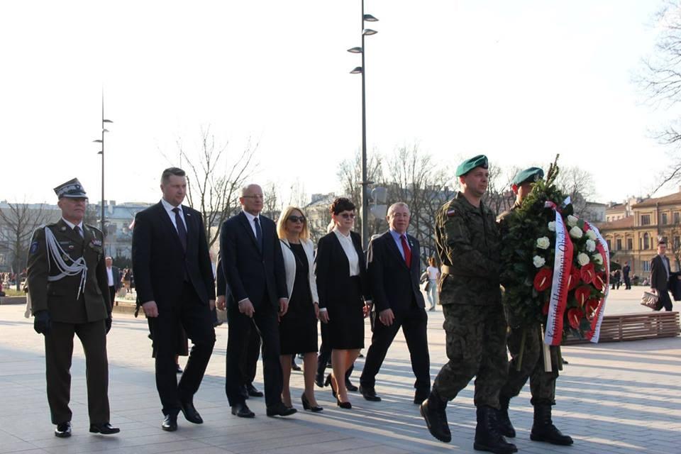 oraz licznie zgromadzeni przedstawiciele sił zbrojnych, nauki, organizacji społecznych, a także mieszkańcy Lublina.