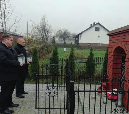 Wójt Gminy Zambrów Jarosław Kos wraz z Sekretarzem Gminy Bogdanem Pacem zapalili symboliczne znicze przy pomnikach i w miejscach pochówku poległych żołnierzy oraz ludności cywilnej.