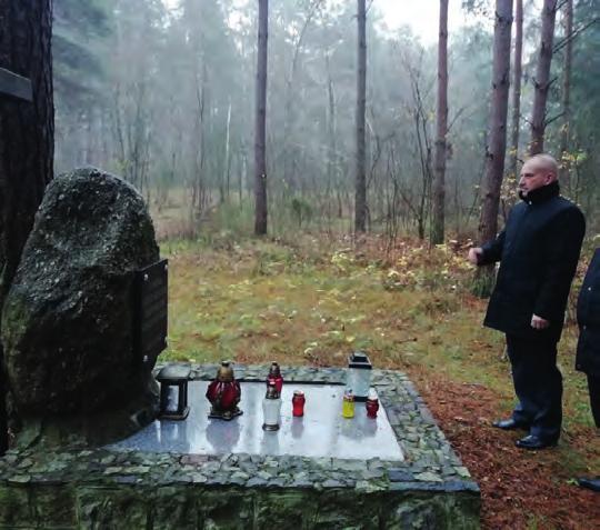 Dzięki informacji uzyskanej od starszego mieszkańca miejscowości Śledzie, Wójt z Sekretarzem dotarli do bezimiennego grobu żołnierza pochowanego w lesie we wsi Śledzie.