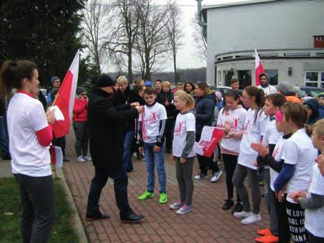 w wojnie polsko bolszewickiej. Kolejnym elementem realizowanego programu było posadzenie pamiątkowego dębu na placu szkolnym. W uroczystym akcie udział wzięły delegacje całej społeczności szkolnej.