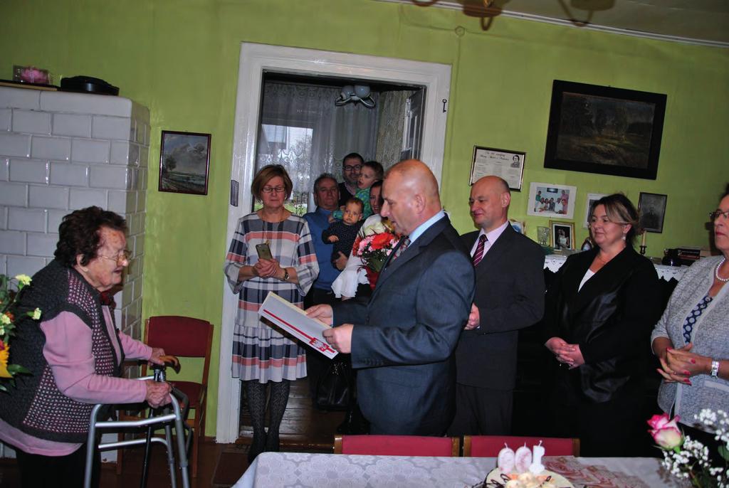 28 100 lat Heleny Gawrychowskiej z Woli Zabrowskiej 23 listopada 1918 roku w Woli Starej (obecnie Wola Zambrowska), równo 100 lat temu, urodziła się Helena Bączyk - po mężu Gawrychowska - mama,