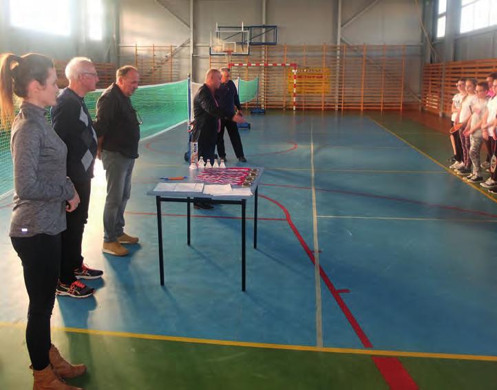 medale zawodnikom za zajęcie pierwszych
