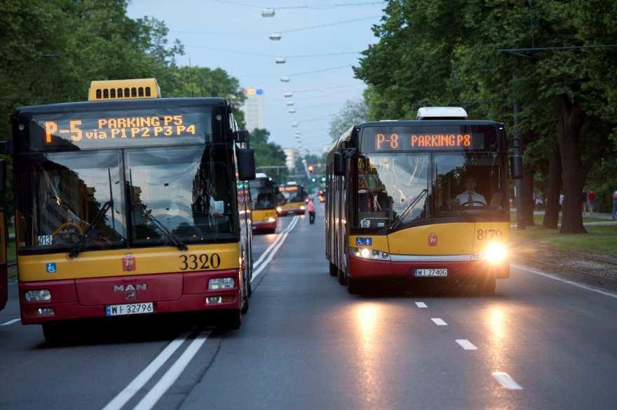 ORGANIZACJA KOMUNIKACJI MIEJSKIEJ W DNI MECZOWE AUTOBUSY linie P kursujące na trasie: tymczasowe parkingi P+R Stadion Narodowy tymczasowe parkingi P+R linie SH kursujące na trasie: tymczasowe