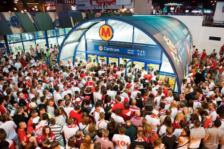 ORGANIZACJA KOMUNIKACJI MIEJSKIEJ W DNI MECZOWE METRO I KOLEJ METRO wyd u enie godzin kursowania oraz kursy ca onocne w noce pomeczowe KOLEJ dodatkowe pociągi w kierunku