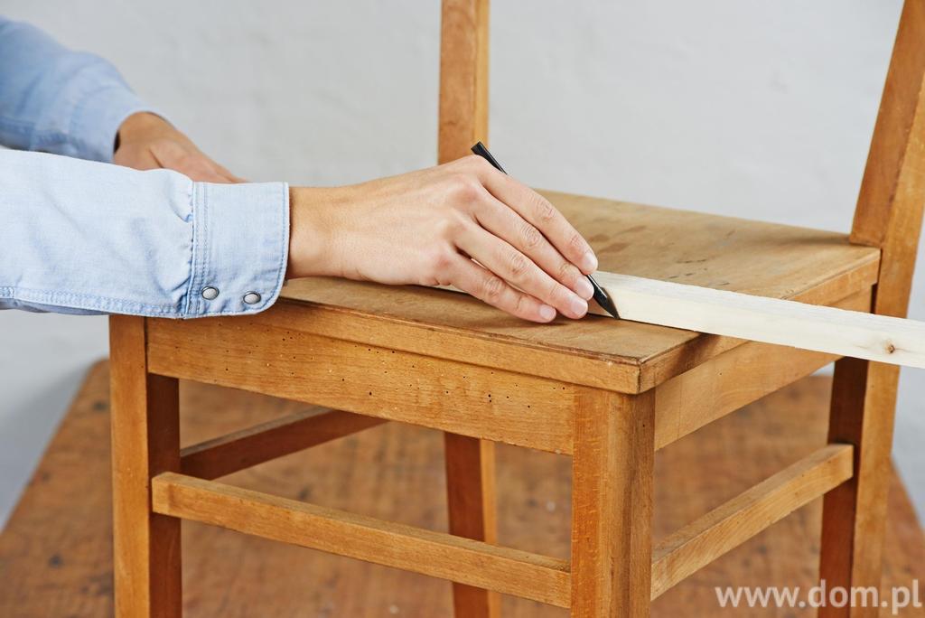 Do wykonania wieszaka z krzeseł potrzebujesz: - 2 krzeseł, - 1 drewnianej listwy (2,4 cm x 4,8 cm x długość w zależności od szerokości krzeseł), - 4 wkrętów na 1 krzesło (4,0 x 50 mm), - 2 kołków