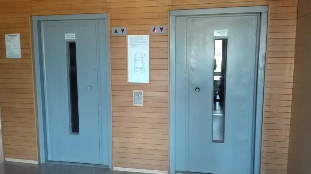 Ewakuacja z części wysokiej budynku Sale wykładowe znajdujące się w części wysokiej budynku - sposób ewakuacji określony jest w instrukcjach powieszonych na ścianach się pomiędzy windami. Uwaga!
