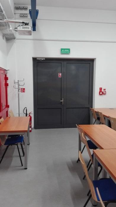 Rozmieszczenie wyjść ewakuacyjnych na zewnątrz budynku Wydziału - basen modelowy Wyjścia ewakuacyjne (widok z wewnątrz)