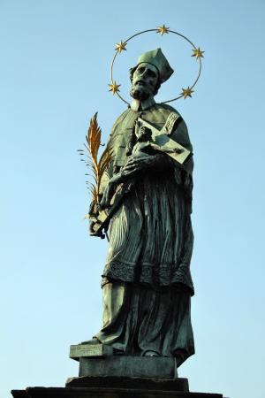 Figurę na Moście Karola w Pradze, na postumencie której znajduje się napis: ŚWIĘTY JAN NEPOMUCEN W ROKU 1393 Z TEGO MOSTU