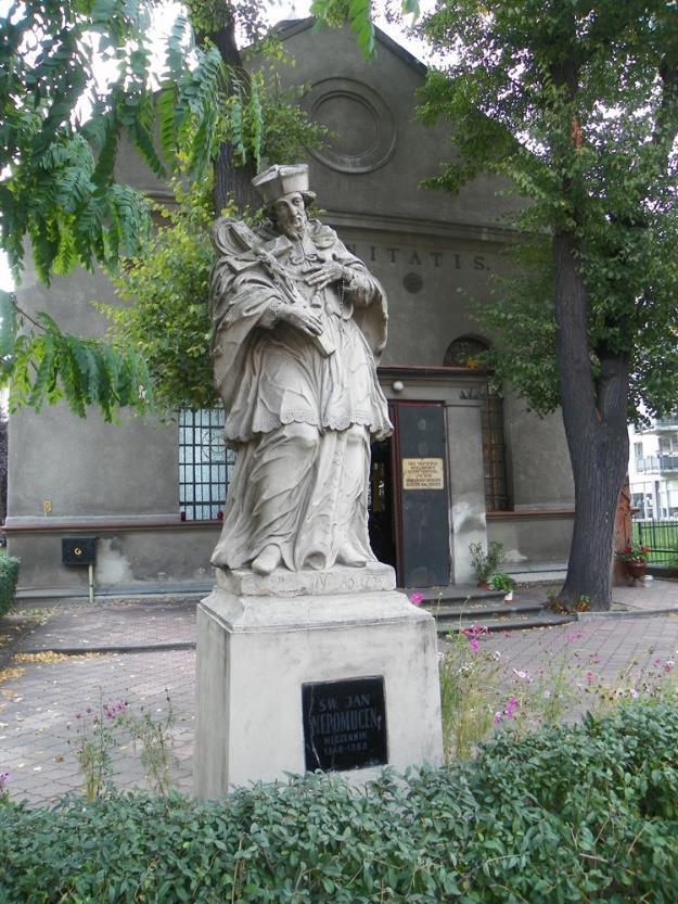 Figura św. Jana Nepomucena, stojąca przed kościołem ormiańskim w Gliwicach przy ul.