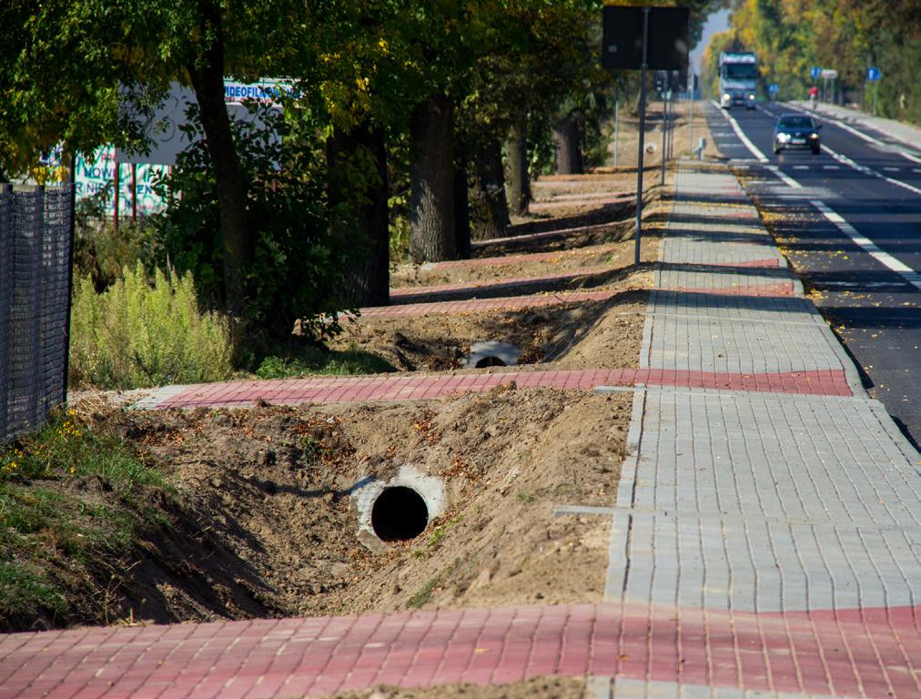 warstwy ścieralnej asfaltu. Po obu stronach jezdni wykonano pasy ruchu przeznaczone dla rowerów o długości ok. 7,2 km i szerokości 1,5 m.