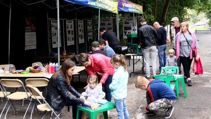 Działkowej Można było skorzystać z wielu bezpłatnych badań i porad: badanie osteoporozy (63 osoby), spirometria (42 osoby), badanie słuchu (54 osoby), badanie stomatologiczne (44 osoby), badanie