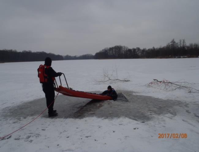 Ćwiczenia doskonalące z zakresu ratownictwa lodowego W dniach 07-09.02.2017 r. przeprowadzono ćwiczenia doskonalące dla zmian służbowych z JRG Czarnków w zakresie ratownictwa lodowego.