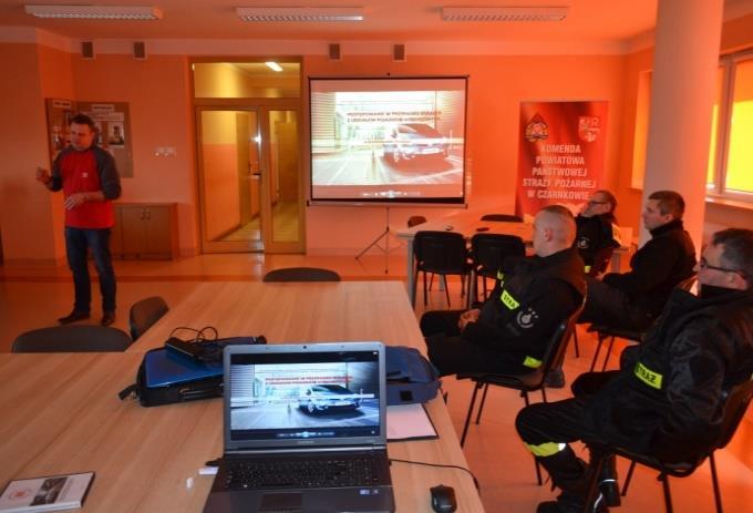 2017r w JRG Czarnków przedstawiciel Autoryzowanej Stacji Toyota Tadeusz Ukleja z Ujścia przeprowadził dla strażaków szkolenie w zakresie postępowania na wypadek zdarzeń z udziałem