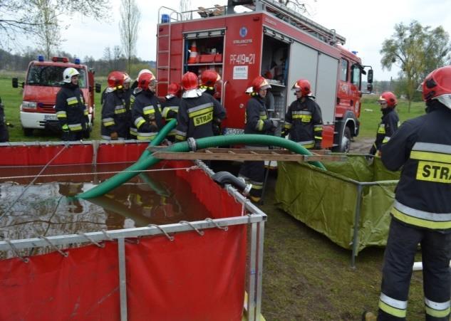 Szkolenie przeprowadzili strażacy z KP PSP z Gniezna, którzy najpierw na świetlicy KP PSP w Czarnkowie przeprowadzili wykłady teoretyczne dotyczące zorganizowania zaopatrzenia wodnego na terenie