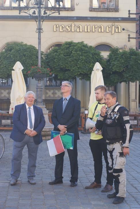 Kampus Politechniki Wrocławskiej Złożenie hołdu oraz zniczy pamięci przed Pomnikiem Pomordowanych Profesorów Lwowskich II