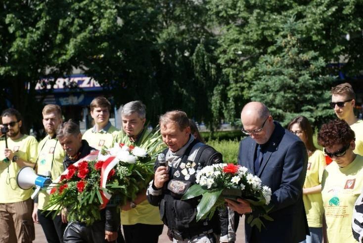 Oława, Pomnik Losów Ojczyzny - Złożenie zniczy oraz wieńców pamięci przez