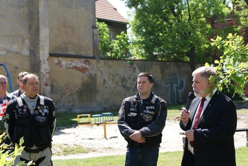 Namysłów, Dąb Pamięci Złożenie zniczy oraz wieńców Następnym etapem był