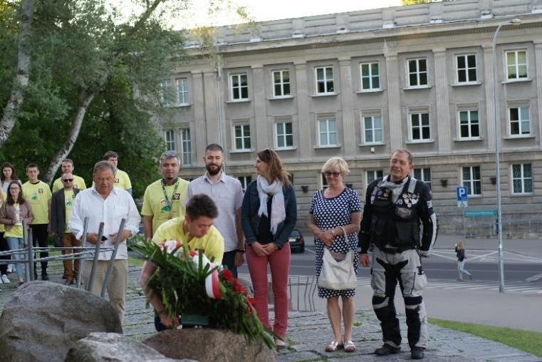 dla uczczenia 75-rocznicy utworzenia Armii Krajowej złożyliśmy wieniec oraz