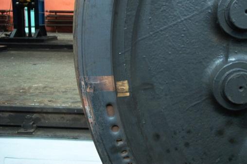 Widok ogólny pęknięcia zmęczeniowe tarczy koła Żródło: [4] Poluzowanie obręczy Cechą charakterystyczną poluzowania obręczy są ślady rdzy pomiędzy obręczą a kołem bezobręczowym, jak również kątowe