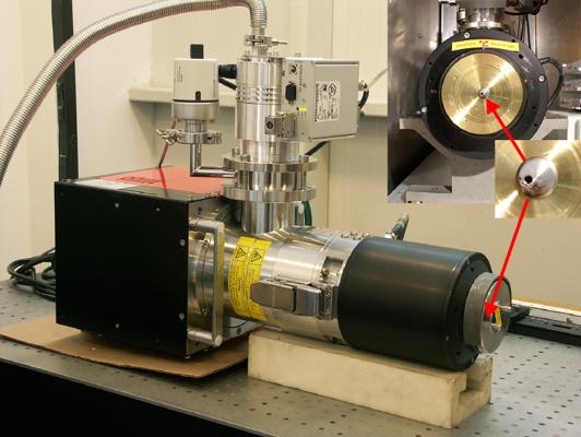 a) b) Rys.1 Mikrowiązka promieniowania X. a) Fotografia układu eksperymentalnego, b) Zastosowane źródło promieniowania X z ogniskowaniem do 1 µm (Hamamatsu L9191).