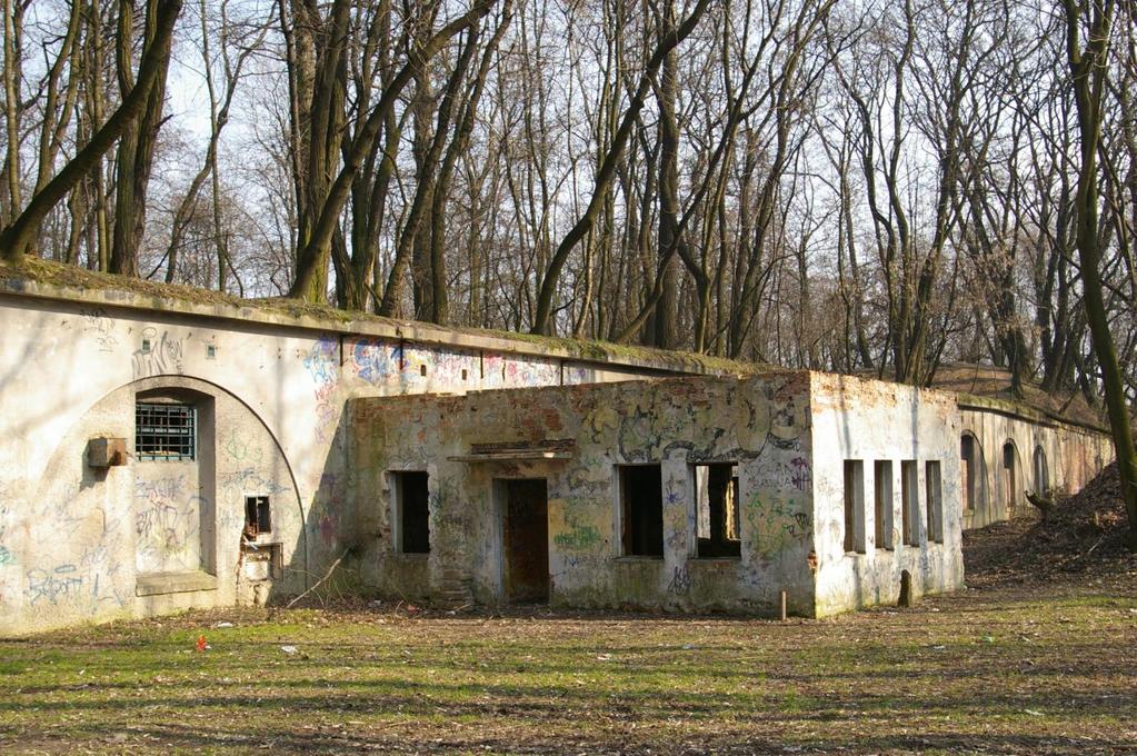 FORT 48 BATOWICE Ryc. 9 Fort 48 Batowice autor: Ofman Dominika Znajduje się na wzgórzu między dwoma dawnymi wsiami Batowice i Mistrzejowice. Był odpowiedzialny za pilnowanie gościńca warszawskiego.