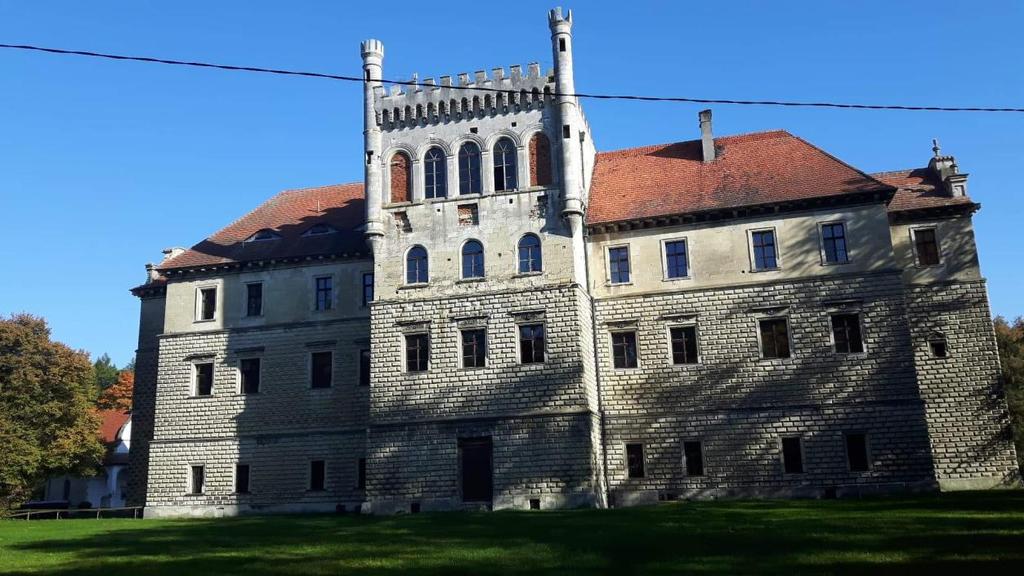PAŁAC MIRÓW, KSIĄŻ WIELKI Ryc.14 Pałac Mirów w Książu Wielkim autor: Figiel Tomasz Był rezydencją pałacową rodziny Myszkowskich.