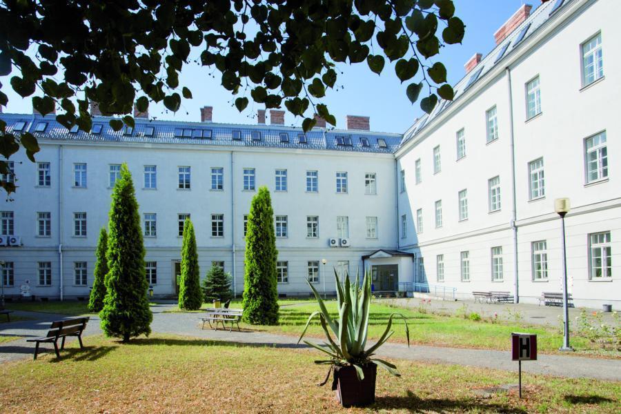 został przekształcony w Garnizonową Izbę Chorych, a po wybuchu II wojny światowej zorganizowano tu Szpital Wojenny. Po remoncie budynek przejęli prywatni lokatorzy.
