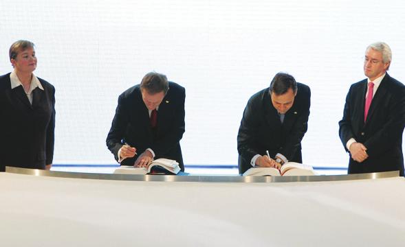 Poznaj Traktat z Lizbony dwójnej większości; aby podjąć decyzję w Radzie, trzeba więc będzie: - po pierwsze: zebrać większość 55% (plus jedno) państw członkowskich; - po drugie: państwa opowiadające