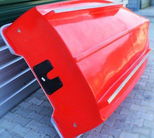 Kształt saniowy kadłuba i okucia redanów płaskownikami ze stali nierdzewnej zapewniają dużą stabilność i odporność na uszkodzenia.