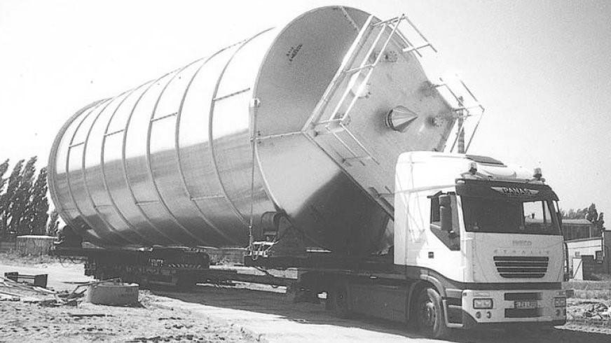 TRANSLOGISTICS 2014 183 Rys. 4. Naczepa dłużycowa ośmioosiowa (źródło: Jóźwiak Z., Kawa M.