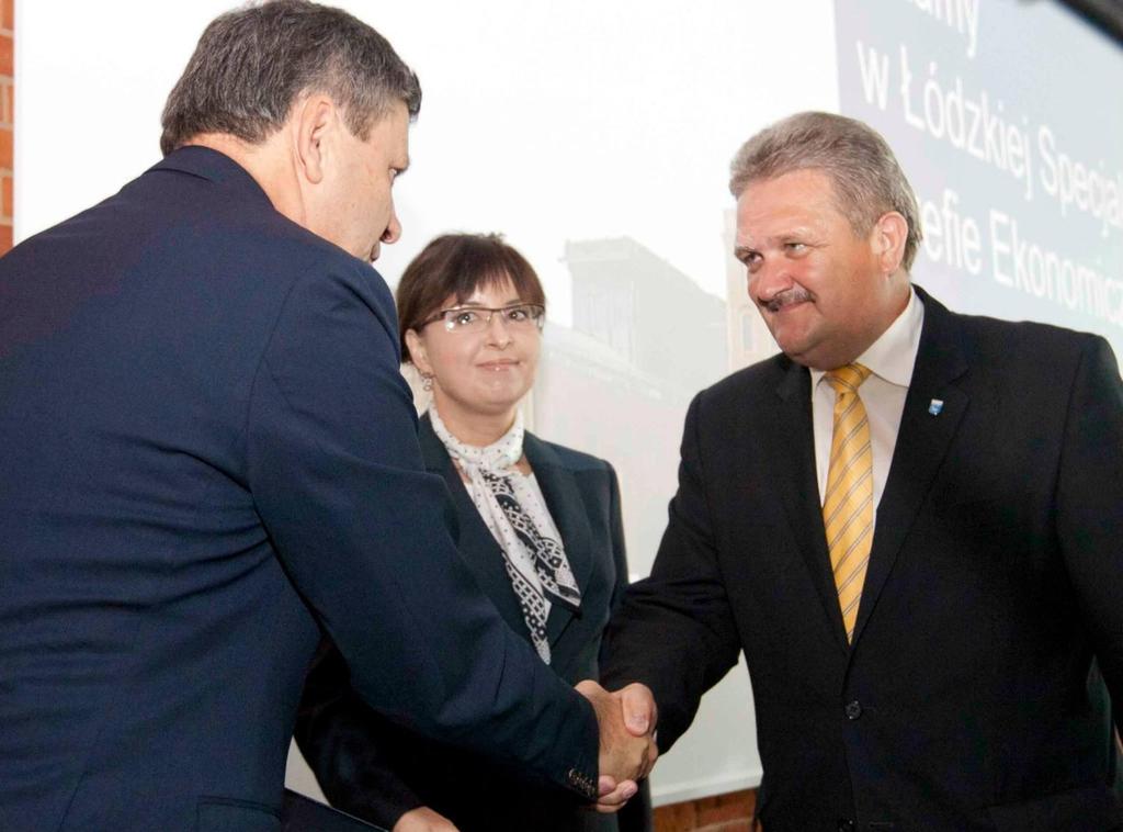 lipiec 2013 Głos Przykony 3 Kolejny inwestor w Podstrefie Przykona Dnia 8 lipca 2013 roku spółka ASTI otrzymała z rąk Janusza Piechocińskiego - wicepremiera i ministra gospodarki, zezwolenie na