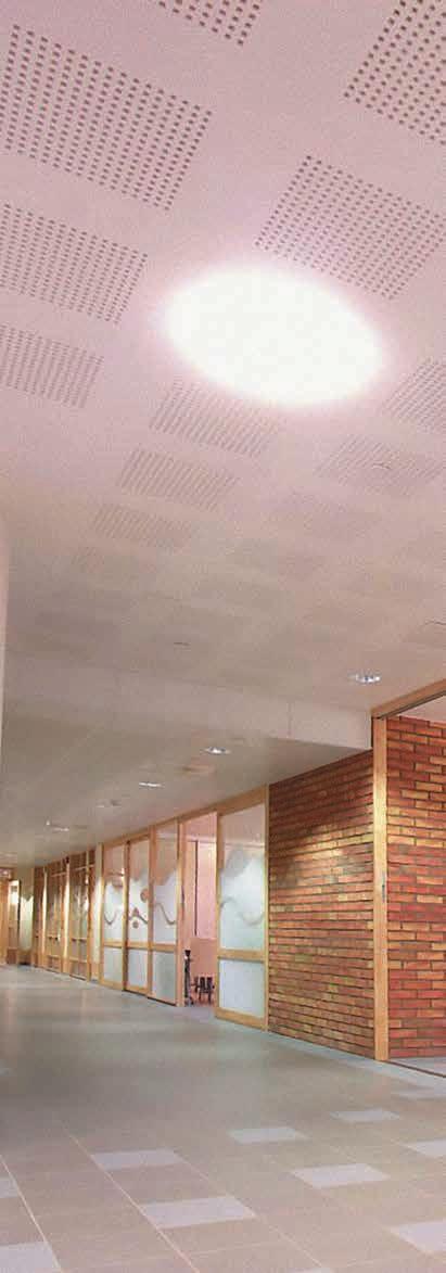 GYPTONE BIG to wielkoformatowe płyty gipsowo-kartonowe o grubości 12,5 mm z perforacją i włókniną akustyczną naklejoną na niewidocznej stronie.