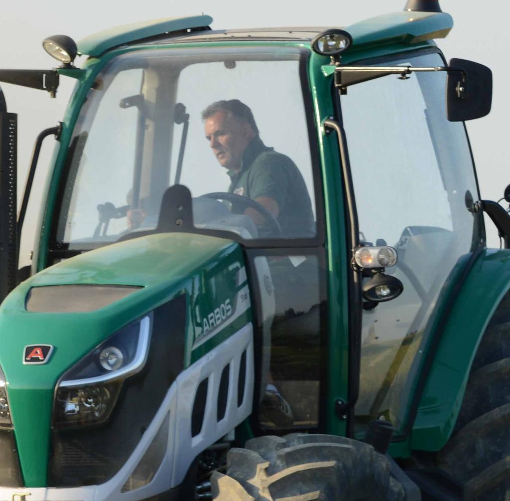 WNĘTRZE NAPRAWDĘ ERGONOMICZNE Kabina jest zaprojektowana tak, aby uzyskać intuicyjną interakcje między operatorem i maszyną, możliwe jest to dzięki ergonomicznemu rozłożeniu wszystkich dźwigni i