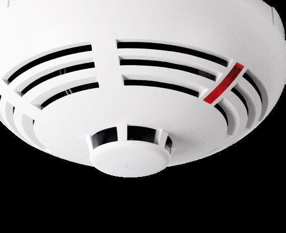 Wszystkie centrale z serii CSP zostały wstępnie skonfigurowane w taki sposób, aby niezbędne programowanie systemu ograniczyć do minimum.