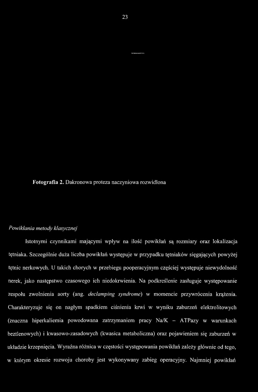 23 Fotografia 2. Dakronowa proteza naczyniowa rozwidlona Powikłania metody klasycznej Istotnymi czynnikami mającymi wpływ na ilość powikłań są rozmiary oraz lokalizacja tętniaka.