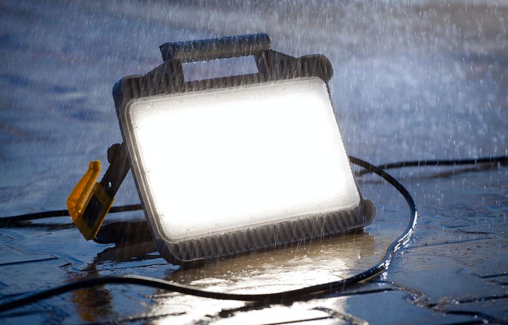 MAGNUM FUTURE LED 32W NAŚWIETLACZE / FLOODLIGHTS index moc power [W] napięcie zasilające power supply [V] IP rodzaj wtyczki plug type gniazda sockets kl.