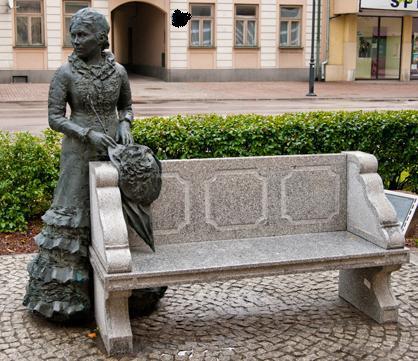 Jej pamięci poświęcona została tablica na budynku przy ulicy Kościuszki 31 (tu w l.