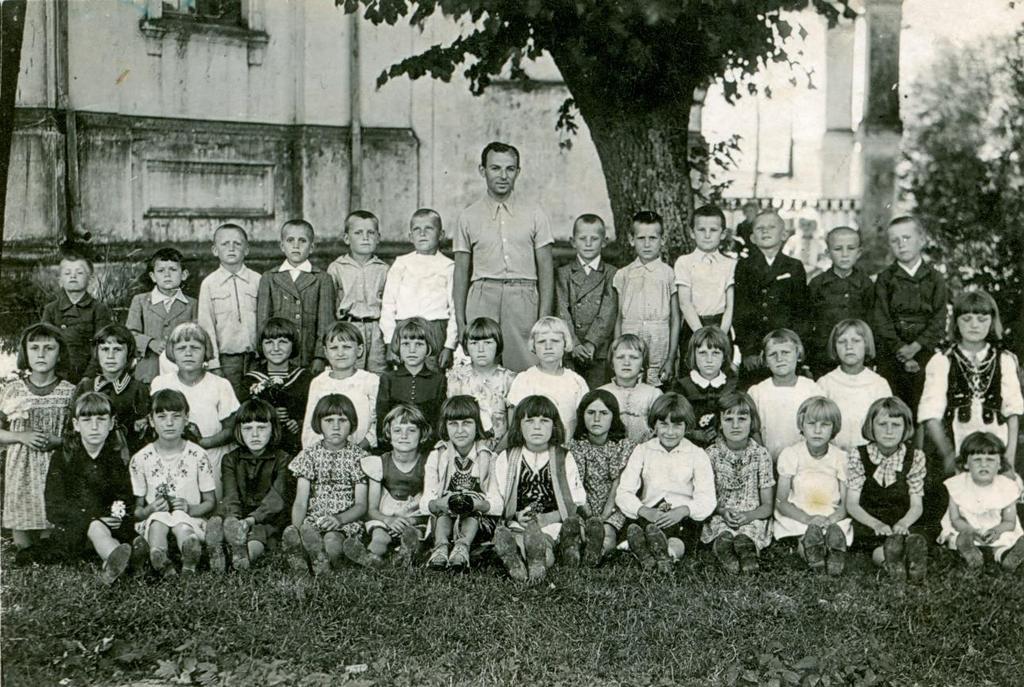 5 Zdjęcie 6 Rok 1940 (rok szkolny 1939/40). Uczniowie klasy II z opiekunem (wychowawcą) Aleksandrem Jóźwikiem (autor Leon Sokołowski, zdjęcie ze zbiorów Celiny i Mariana Kołtun).