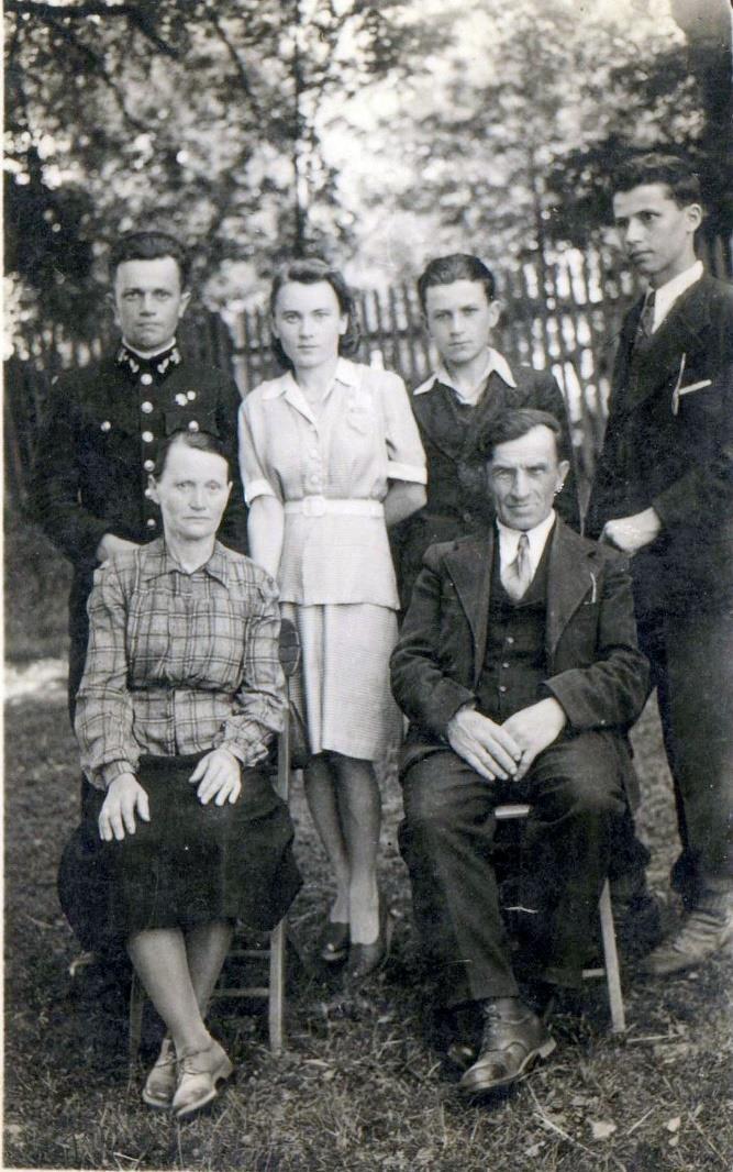Zdjęcie ze zbiorów Ryszarda Karczmarczuka. Zdjęcie 10 Rok 1940. Grabowiec. Rodzina Kalinowskich.