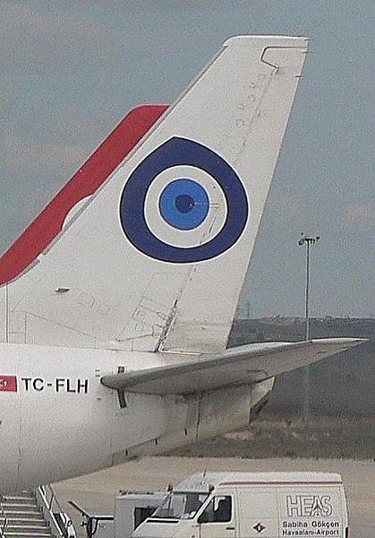 Błękitne oko jako amulet tureckich linii lotniczych.