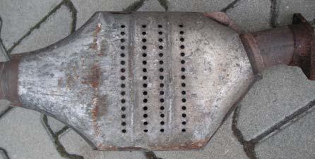 drobnionych gumowych uszczelek i rozdrobnionego metalu odtransportowywany jest za pomocą podajnika taśmowego do separatora magnetycznego wałkowo-taśmowego (tzw.