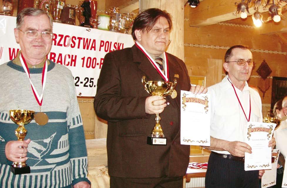 Podium młodzieżowych mistrzostw Polski w warcabach klasycznych w kategorii juniorki młodsze. Stoją od lewej: Monika Pyrcz (Grom Złota Dama Poczesna) 2.