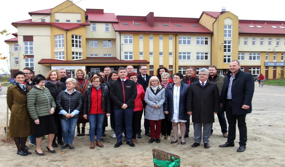 24 października 2017 Platanowa Aleja Z okazji 25-lecia działalności firma TechnoNICOL ufundowała przed Przychodnią Miejską w Koniecpolu aleję złożoną z 25 platanów.