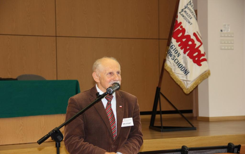 idącą interpretację umożliwiającą tworzenie się uprzywilejowanych grup